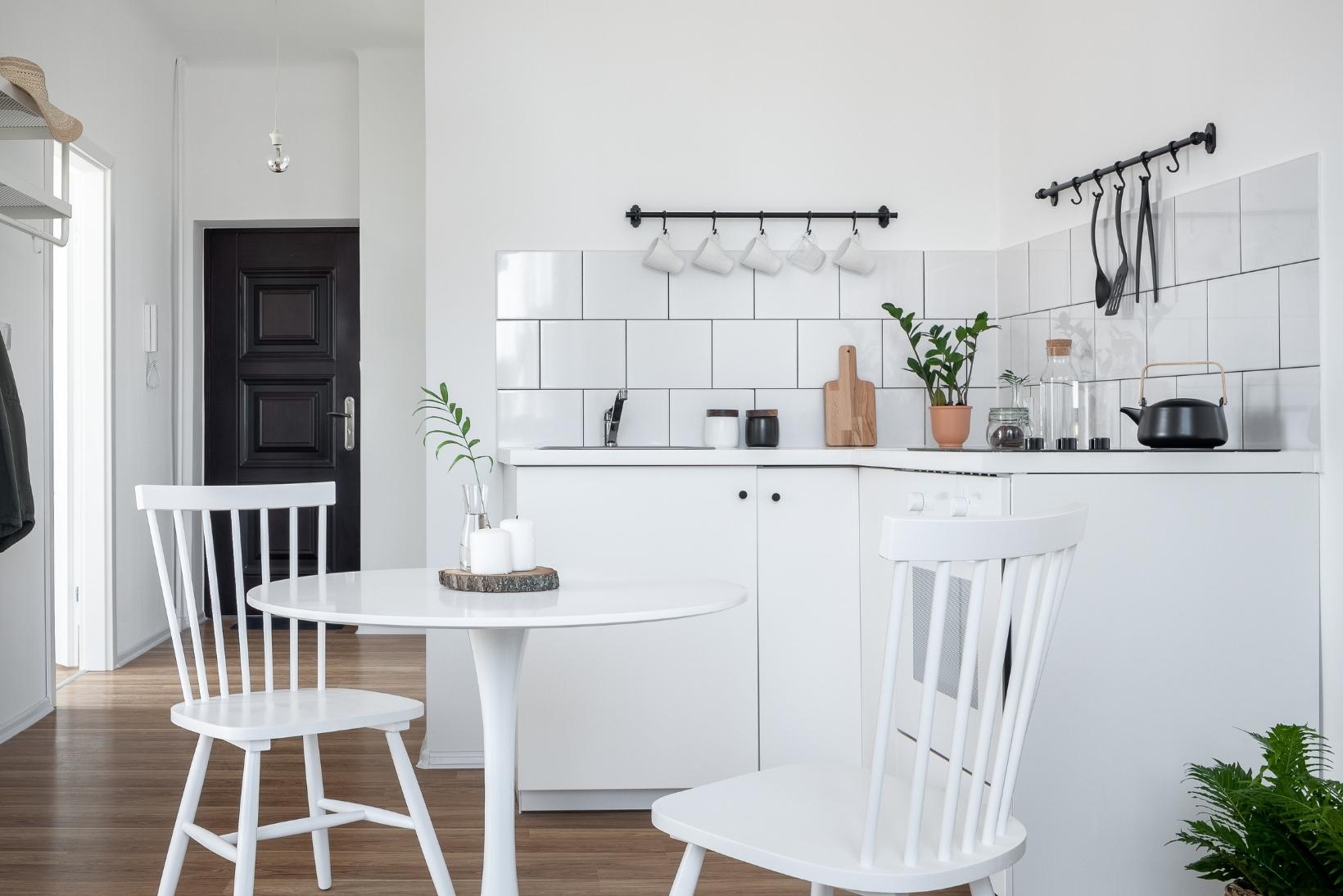 decorating a round kitchen table